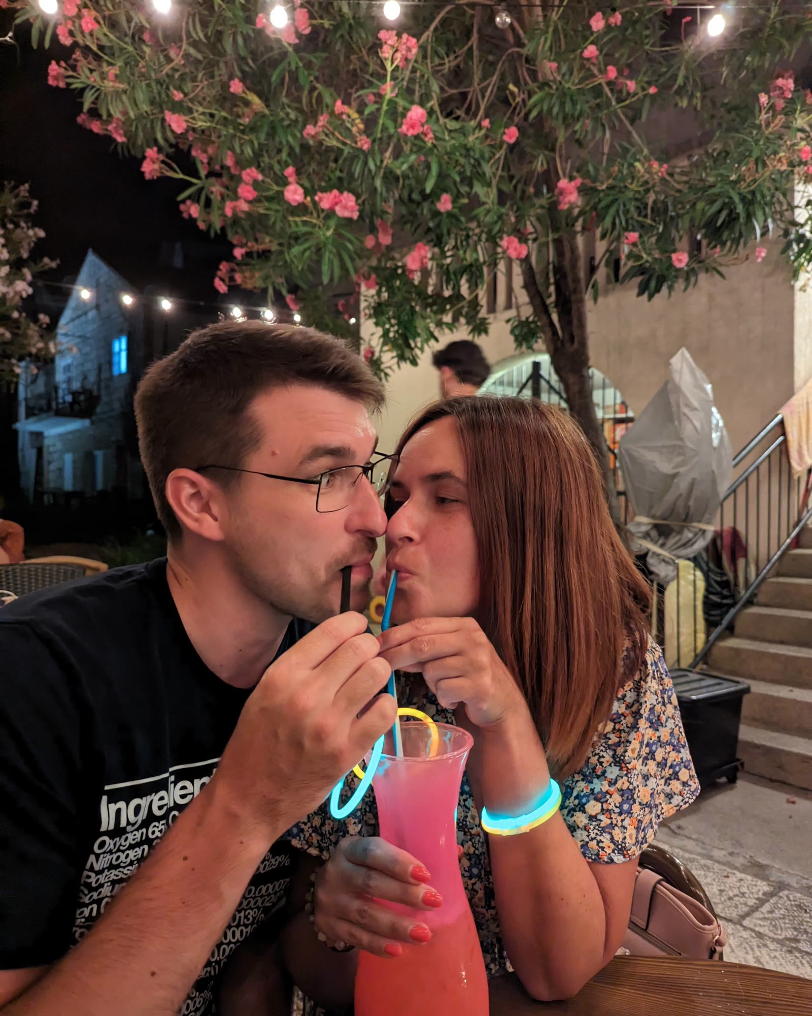 Janča a Martin večer pod světelnými řetězy